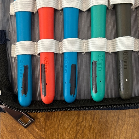 Multi-Color Crochet Hook Set with Case - Picture 3 of 6